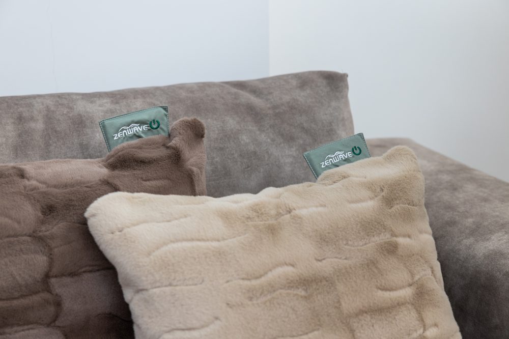 Zenwave warmtekussens op een bank